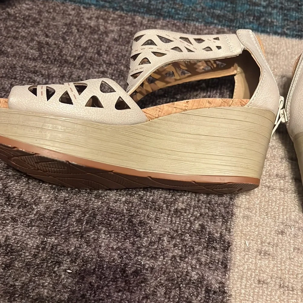 - Baretraps Miriam wedge sandals size 7.5